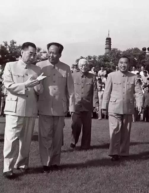 周总理病逝，秘书问毛主席是否参加追悼会，毛主席：我也走不动了