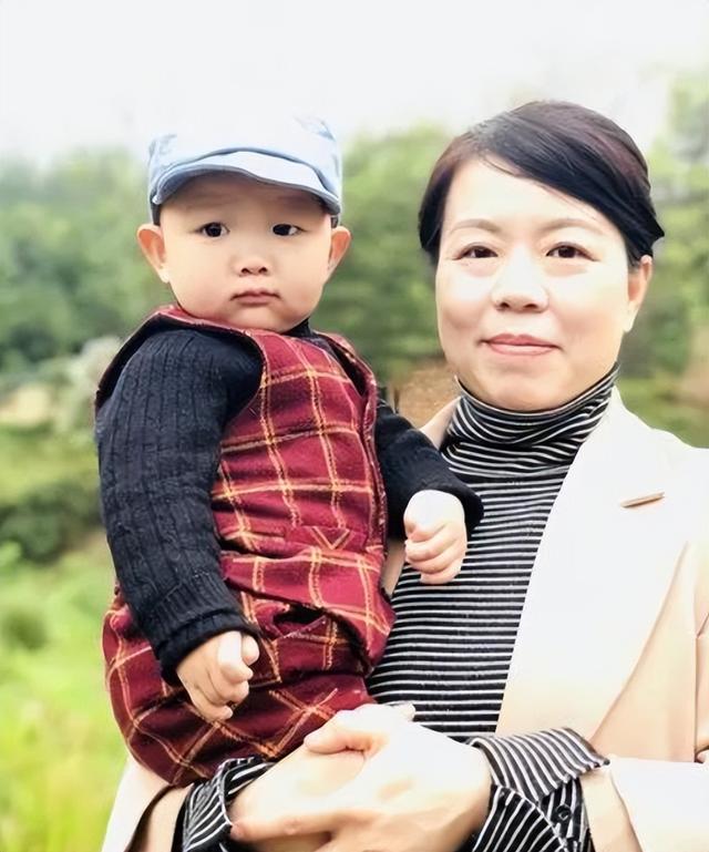 许舅舅抢救无效离世，田静宣布暂停直播和更新，杜粉抖神发声哀悼