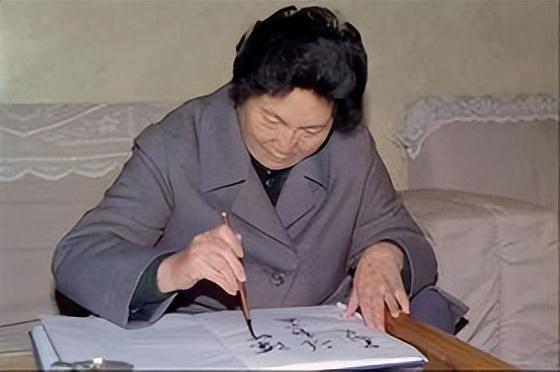 陈慕华：国军少将之女，成为中国第二位女副总理，却也有遗憾