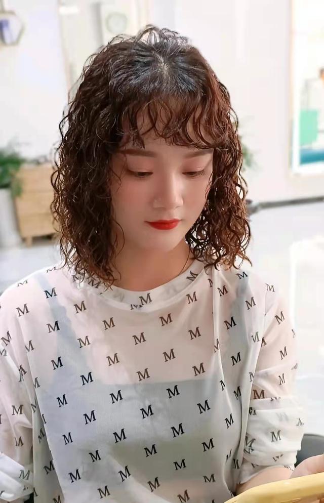 发际线高且发量少留什么发型(男生发际线高头发少适合什么发型)-天晟