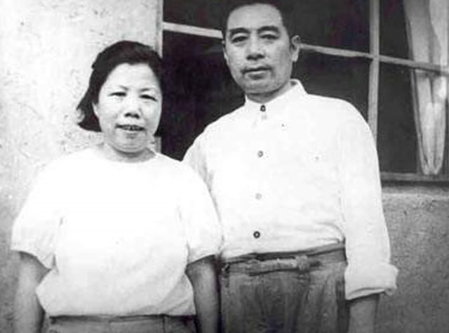 56年陈赓大将带一年轻小伙，面见周总理夫妇：你们好好看看他像谁