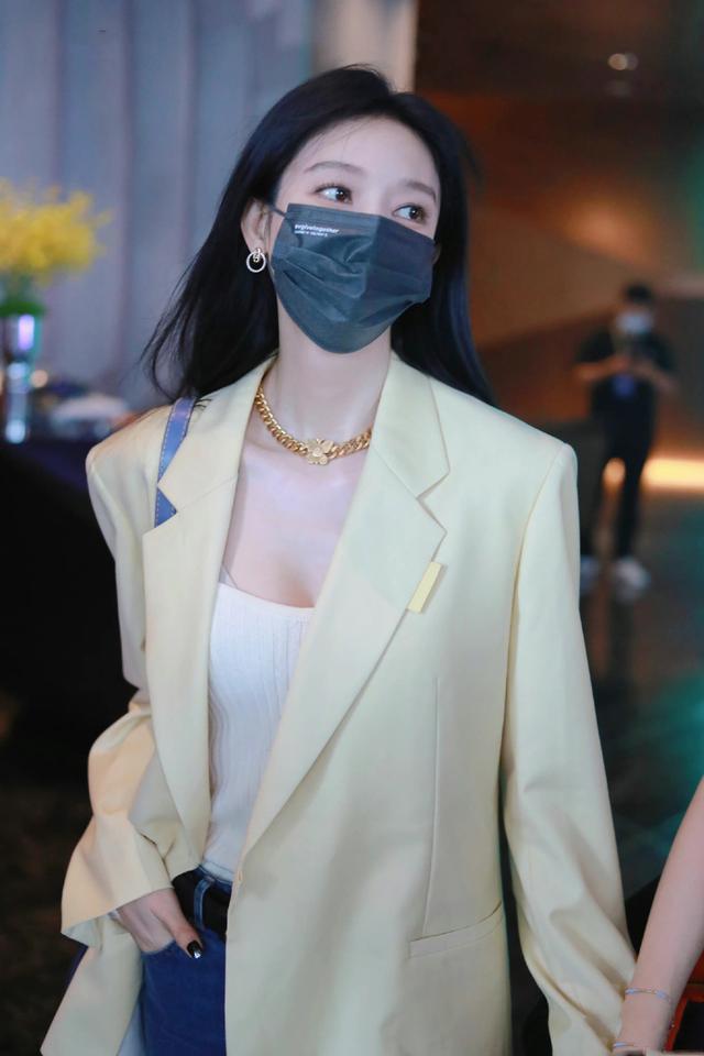 美艳姐妹花！王紫璇、张俪手牵手互动，后一位没露腿居然也没有输