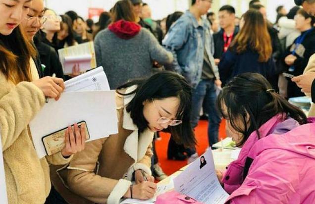 3大“亮红灯”的大学专业,多所高校已撤销,市场营销最没前途?