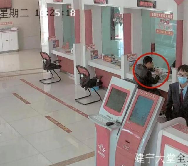 2020年，福建男子取钱被银行多给1万，拒绝返还称：离柜概不负责