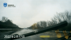 惊魂实拍：小车突然“漂移”撞上大货车，安全气囊全弹了出来！