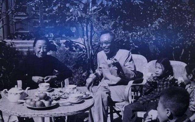 毛泽东宴请特赦后的溥仪，分别嘱咐：你也50多了，赶紧找个对象吧