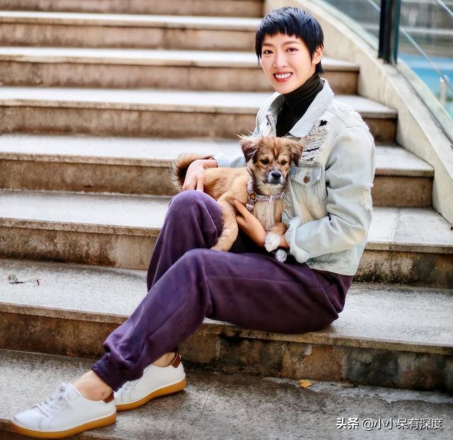 老戏骨李立群的隔离生活，与妻子照片，头发花白互相依偎恩爱十足