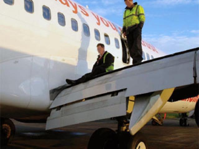 波音737紧急迫降长沙！乘客称机翼“弯折”，究竟发生了什么？