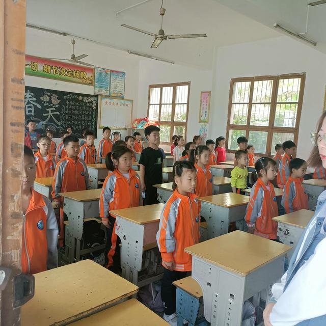 英山县石头咀镇中心小学开展活力大课间 精彩在校园活动