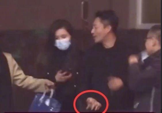 具俊晔大S豪宅过新婚夜，张兰直播说出心里话，承认汪小菲失眠