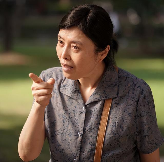 在电影《夺印》中,胡敏英扮演地主婆"烂菜花",戏份不多,可表现力却