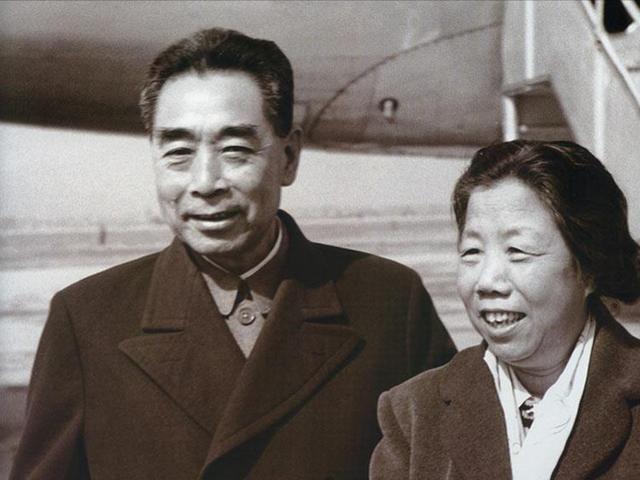 56年陈赓大将带一年轻小伙，面见周总理夫妇：你们好好看看他像谁