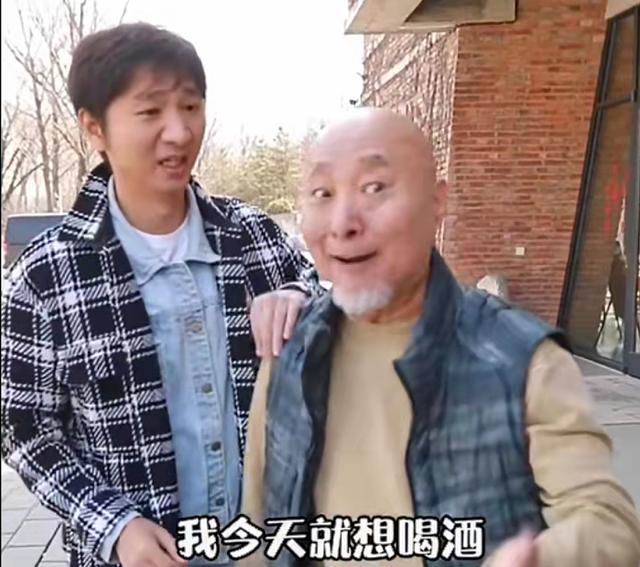 陈佩斯老婆罕曝光，夫妻俩街上吵架指指点点，男方被吓得连连后退