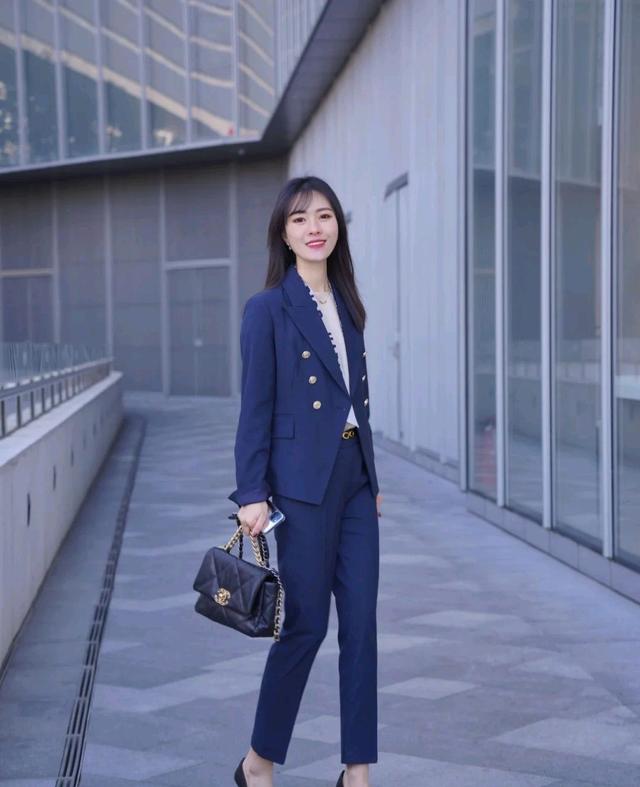 一,蓝色西装套装穿搭