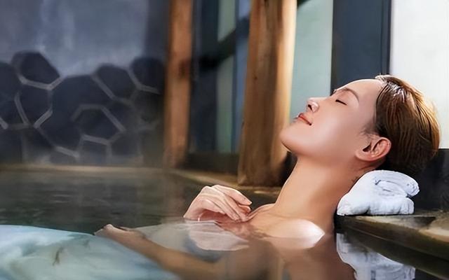 俗话说：“早上洗澡灭阳气，晚上洗澡生湿气”，什么时间洗澡最好