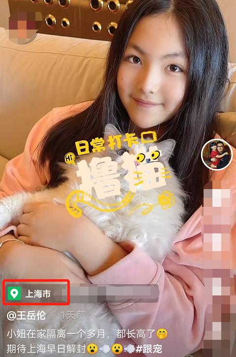 12岁王诗龄豪宅拍照瘦一圈！穿短裤双腿超细长，下巴溜尖五官立体
