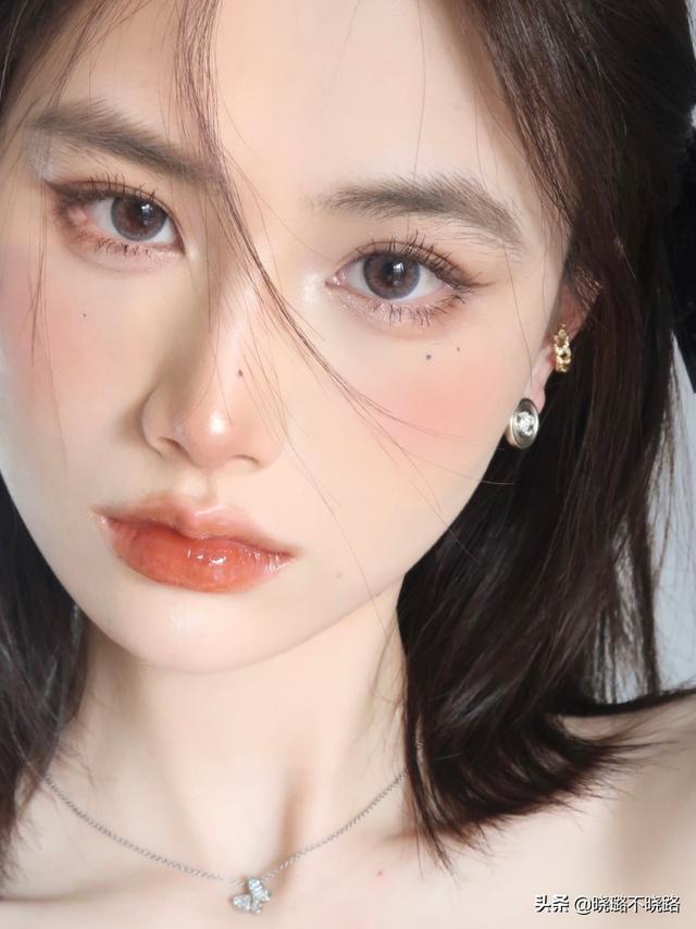 如果你以为那些画淡妆的女生是随便折腾两下就美的话,那就太肤浅了