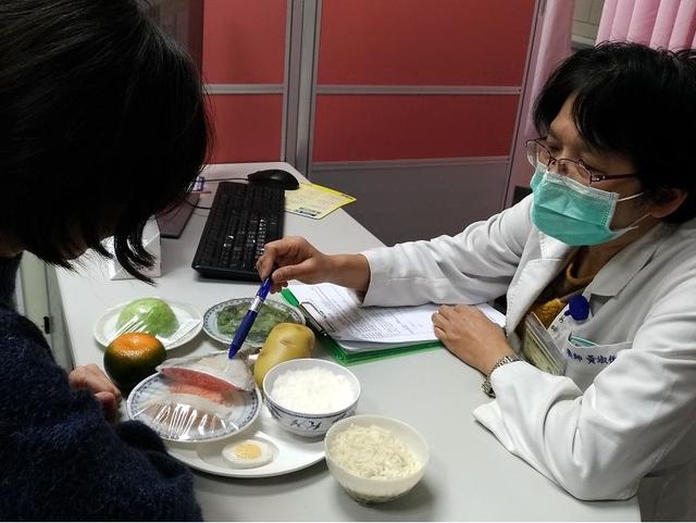 2种饭可能会“偷”走娃的身高，别再给娃吃了，医生：饮食要营养