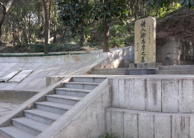 徐志摩可怜死状：脑袋上有个大洞，四肢被熊熊的烈火，炙烤成焦炭