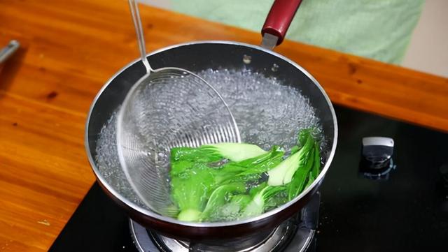 这7类蔬菜带“毒素”？医生：吃前请焯水，再懒也别忽视