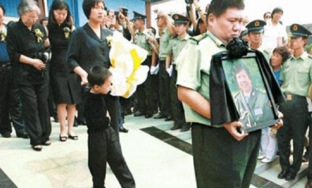 2008年，邵华逝世，毛新宇透露母亲遗愿：想和父亲陪伴在奶奶身边