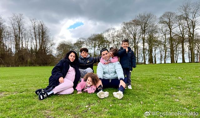 感动！生命高于足球，利物浦球迷为C罗唱起“你永远不会独行”