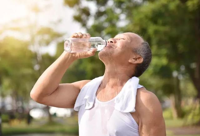 二次加热的水可能有毒？别被谣言误导，听听专家怎么说