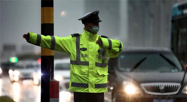 冷空气南下暴雨持续下，交警硬核救援刷遍朋友圈！