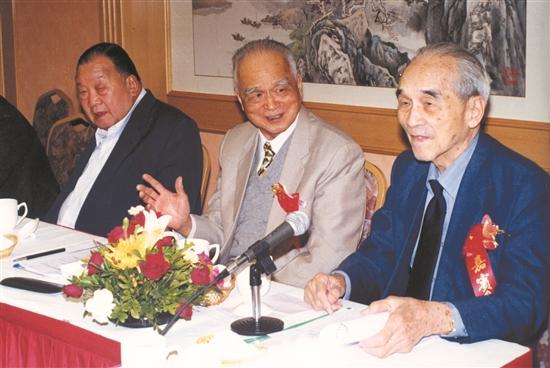 他曾是广东省委书记，24岁当县长，33岁任市长，67岁升任省长