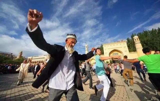 喀什人民公园广场舞图片
