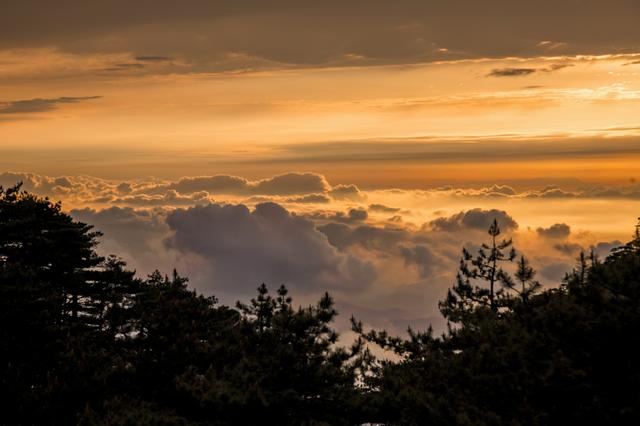 落日晚霞云海，是黄山旅行可遇不可求的美景，如梦似幻的人间仙境