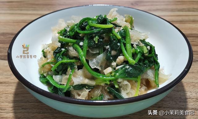 早春尝鲜多吃菠菜，叶酸含量高，简单一拌就很香，家人爱吃身体好