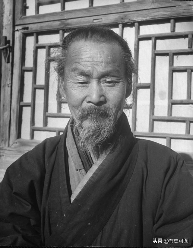 1946年的紫禁城外停滿了汽車，太和殿上放著袁世凱的西洋寶座