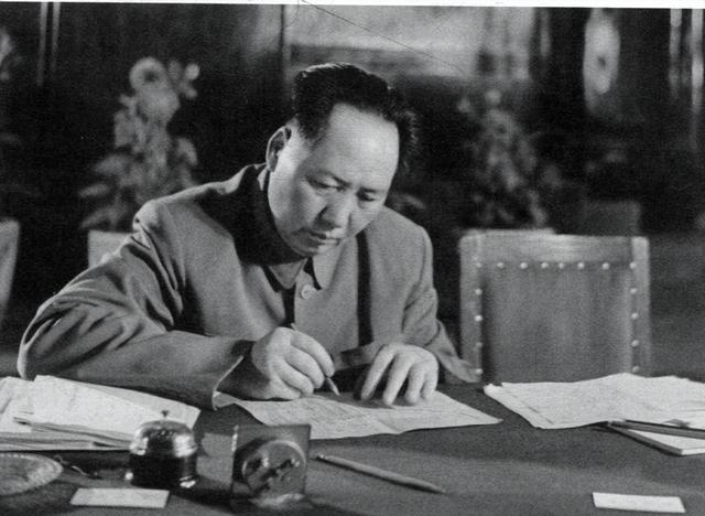 保健医生喋喋不休，毛主席不耐烦了：我是农民的儿子，不要勉强我