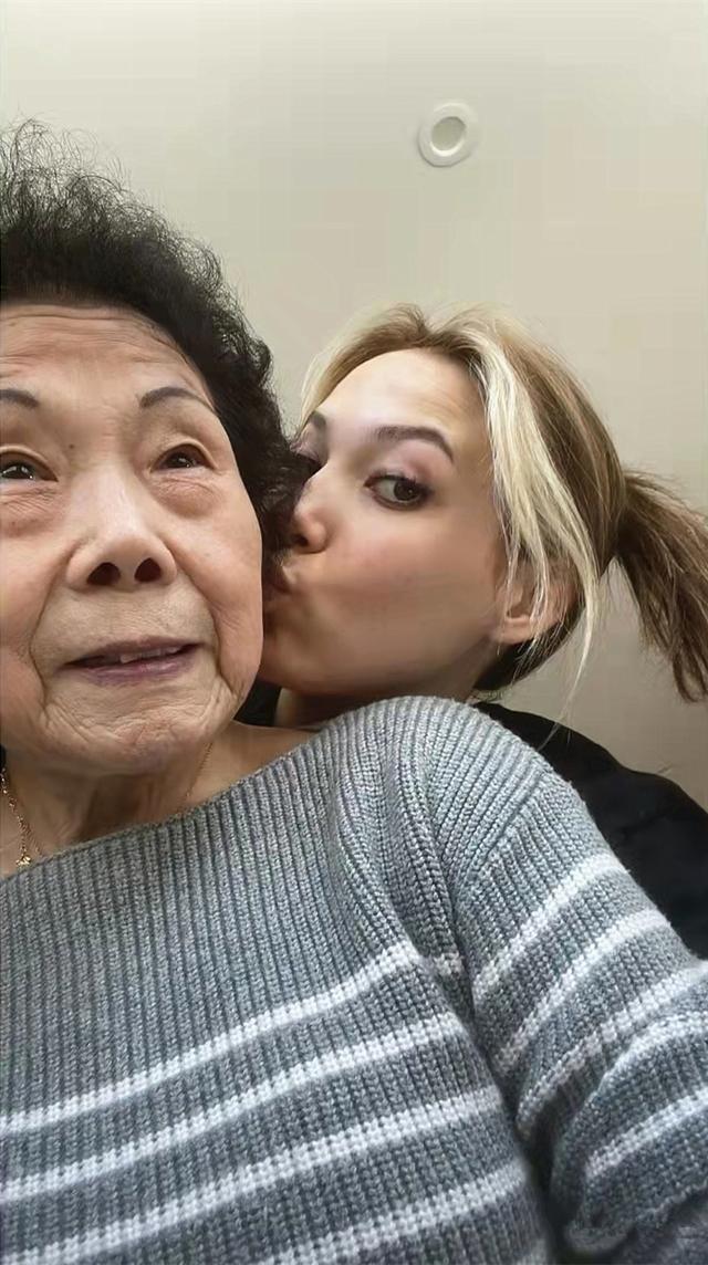 谷爱凌晒一家三人合影照！58岁妈妈穿中式旗袍，86岁姥姥相当精神