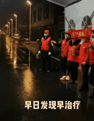 上海人做核酸，堪称时装秀