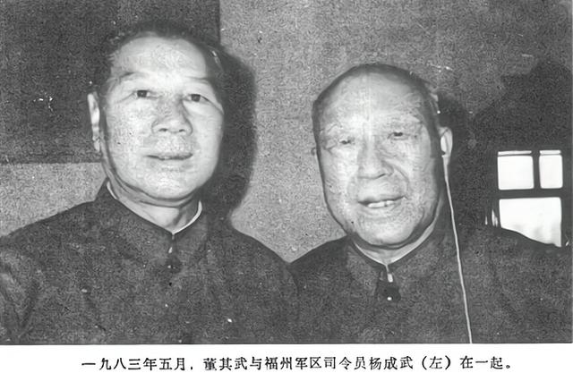 他是国军起义名将，55年婉拒授衔，主席指示：他必须授上将