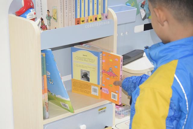 陪伴孩子快乐学习健康成长的好伙伴！科贝森儿童学习桌椅体验