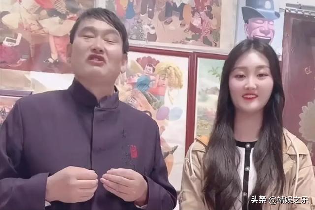 朱小伟陈萌现身商场，2人穿情侣装甜蜜依偎，女方一脸憨笑太幸福