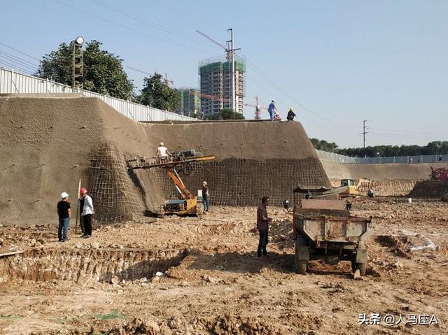 东航MU5735飞机残骸深入地下20米，大型机械进场，该如何开挖？