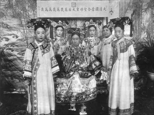 1983年，一群考古人员进入慈禧的墓室，专家在棺材里发现了什么？