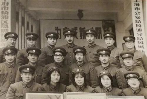 1971年外宾宴会上，国宝九龙杯离奇失踪，周总理安排魔术表演找回