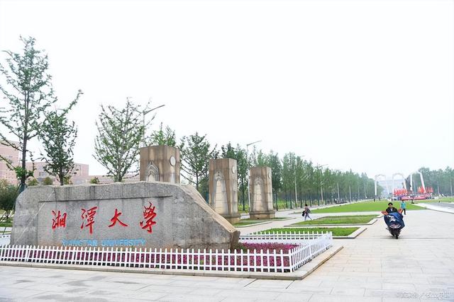长沙医学院北门违建楼房倒塌，湘潭大学竟然无辜背锅？