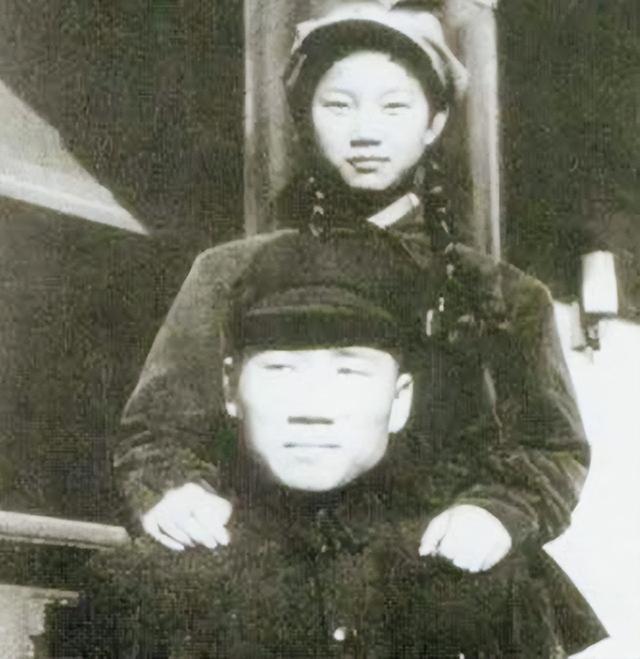 2020年，刘思齐儿子，女儿纪念主席诞辰127周年，表情严肃凝重