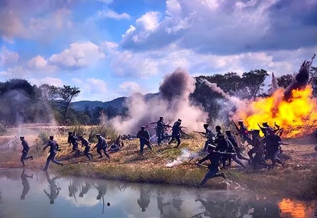 48年朱德陈毅粟裕三人赴前线，国民党路遇三人车队：立正行注目礼