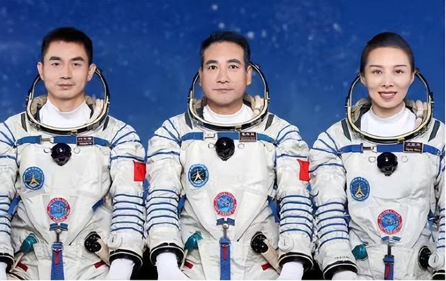 航天员返回地球后，为何都站不起来，要坐在轮椅上？牺牲太大了