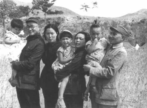 她19岁嫁刘伯承，为其生育了7个孩子，照看病重的丈夫长达13年