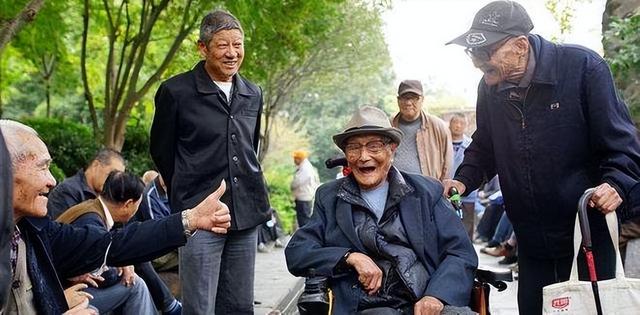 老人身上有一股“怪味”？医生：50岁后做好7件事，老了没味道