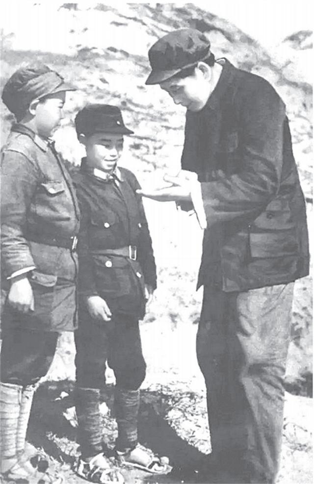 1962年毛主席请石少华吃饭，席间拿出一张照片：帮我找两个小八路