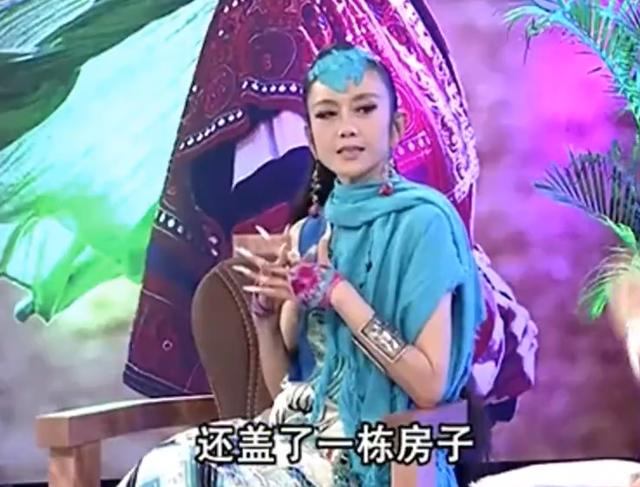杨丽萍为母亲过节太暖心！十几个菜摆满一桌，亲朋好友众多超热闹